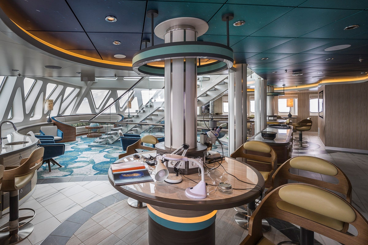 Bibliothek an Bord der Sylvia Earle Erleben Sie die Polarregionen an Bord der Sylvia Earle und die Bibliothek & Observation Lounge