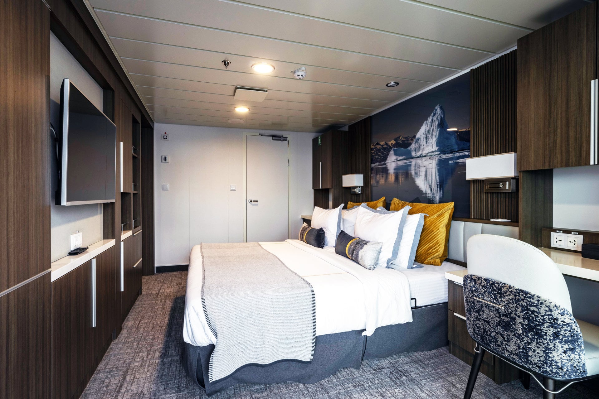 Sylvia-Earle-Junior-Suite-705-Richard-IAnson